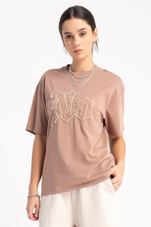 Ciemnobeżowy t-shirt z aplikają z przodu