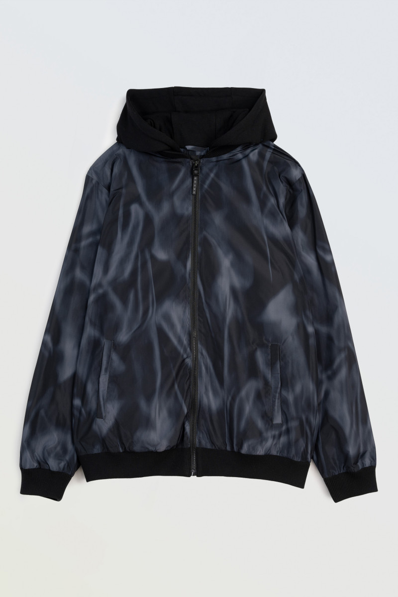 Niebieska kurtka przejściowa z kapturem z efektem cieniowania