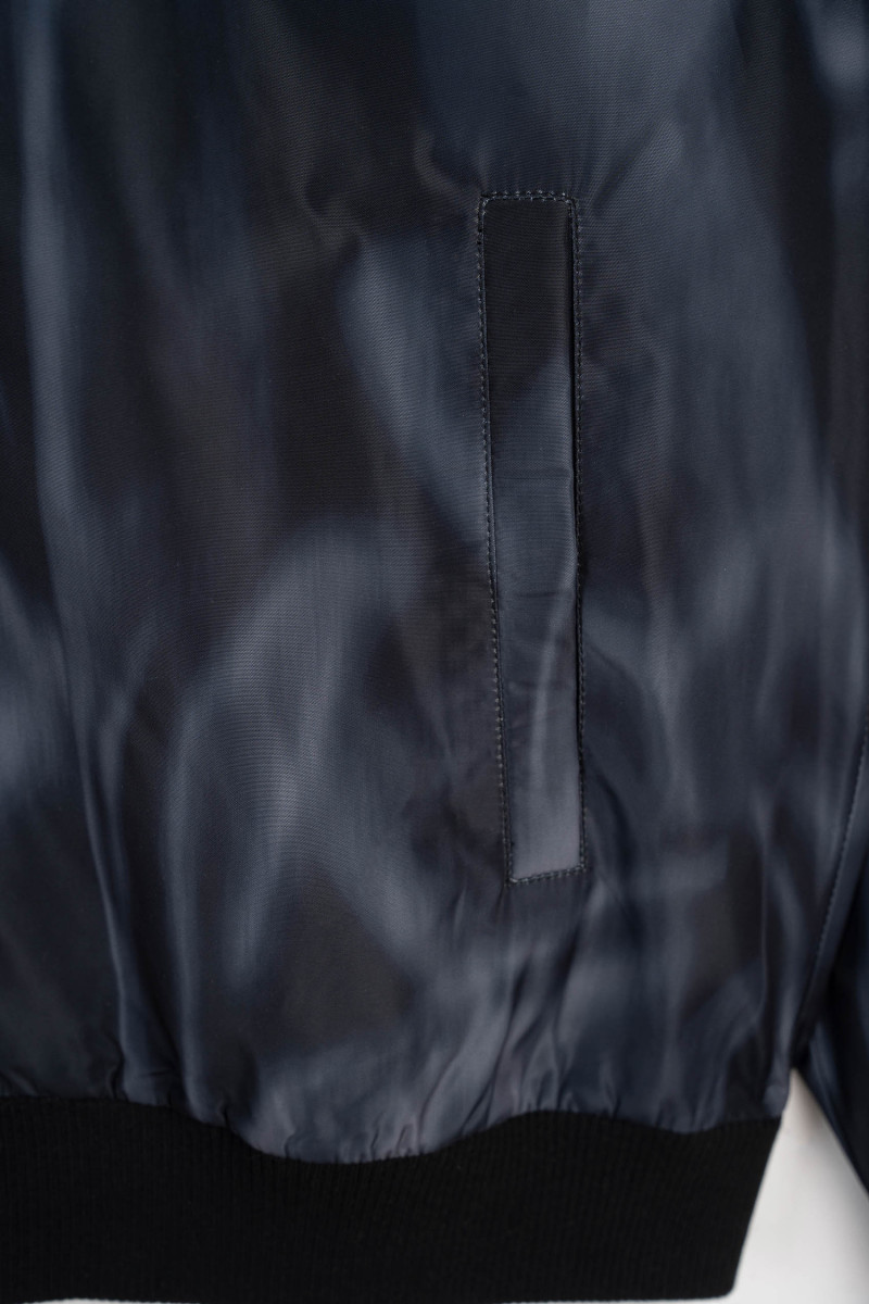 Niebieska kurtka przejściowa z kapturem z efektem cieniowania