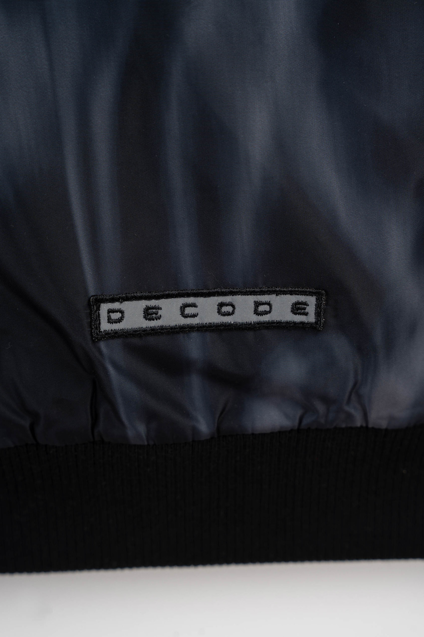 Niebieska kurtka przejściowa z kapturem z efektem cieniowania