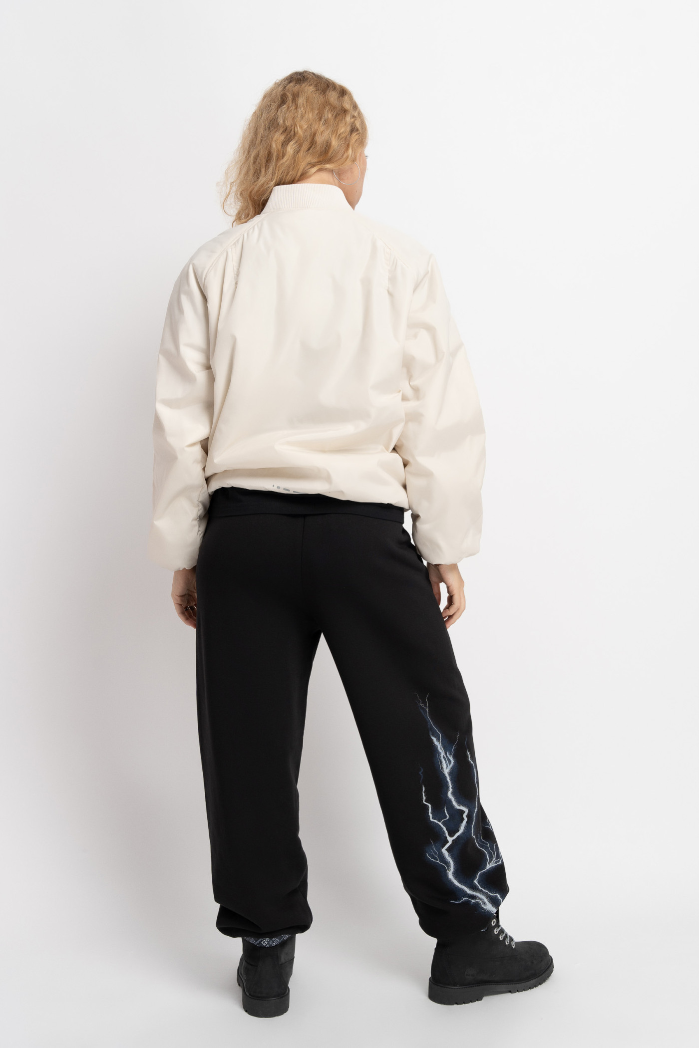 Kremowa  kurtka typu bomberka lekko ocieplana