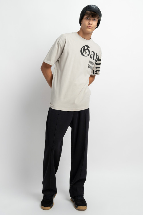 Jasnobeżowy t-shirt oversize z autorską grafiką z przodu