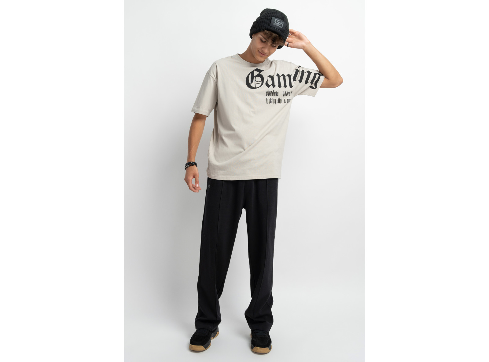 Jasnobeżowy t-shirt oversize z autorską grafiką z przodu