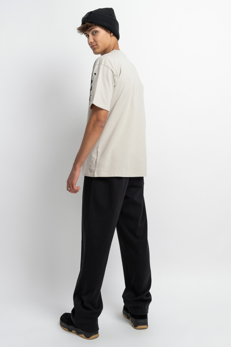 Jasnobeżowy t-shirt oversize z autorską grafiką z przodu