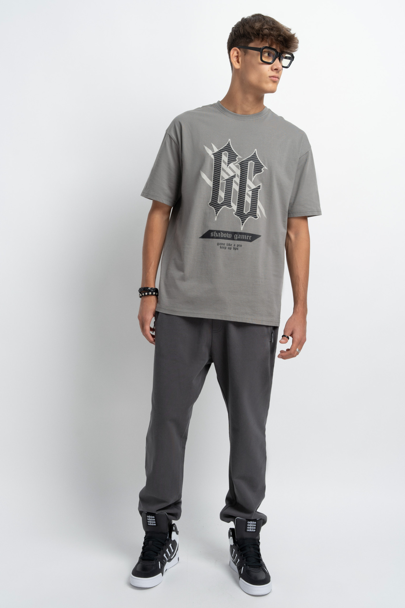 Szary t-shirt z autorską grafiką z przodu