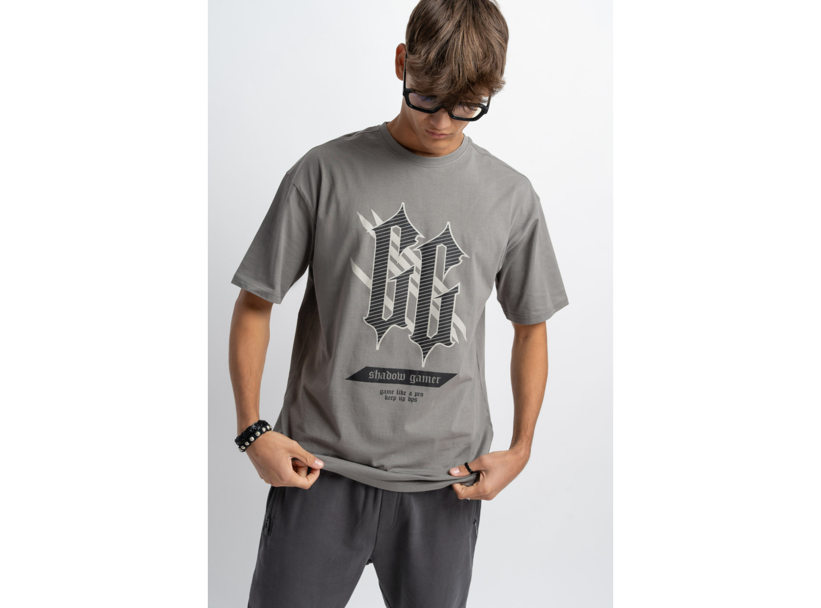 Szary t-shirt z autorską grafiką z przodu