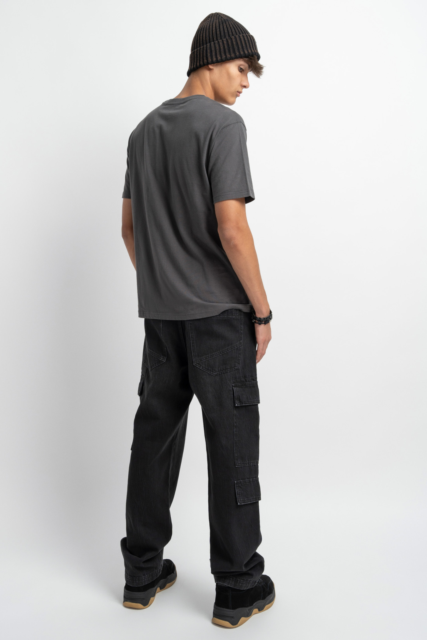 Ciemnoszary t-shirt z minimalistyczną grafiką na ramieniu