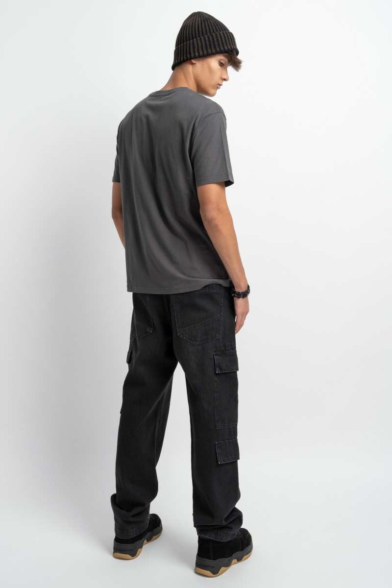 Ciemnoszary t-shirt z minimalistyczną grafiką na ramieniu