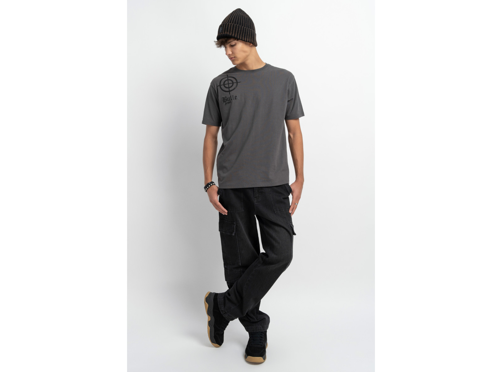 Ciemnoszary t-shirt z minimalistyczną grafiką na ramieniu