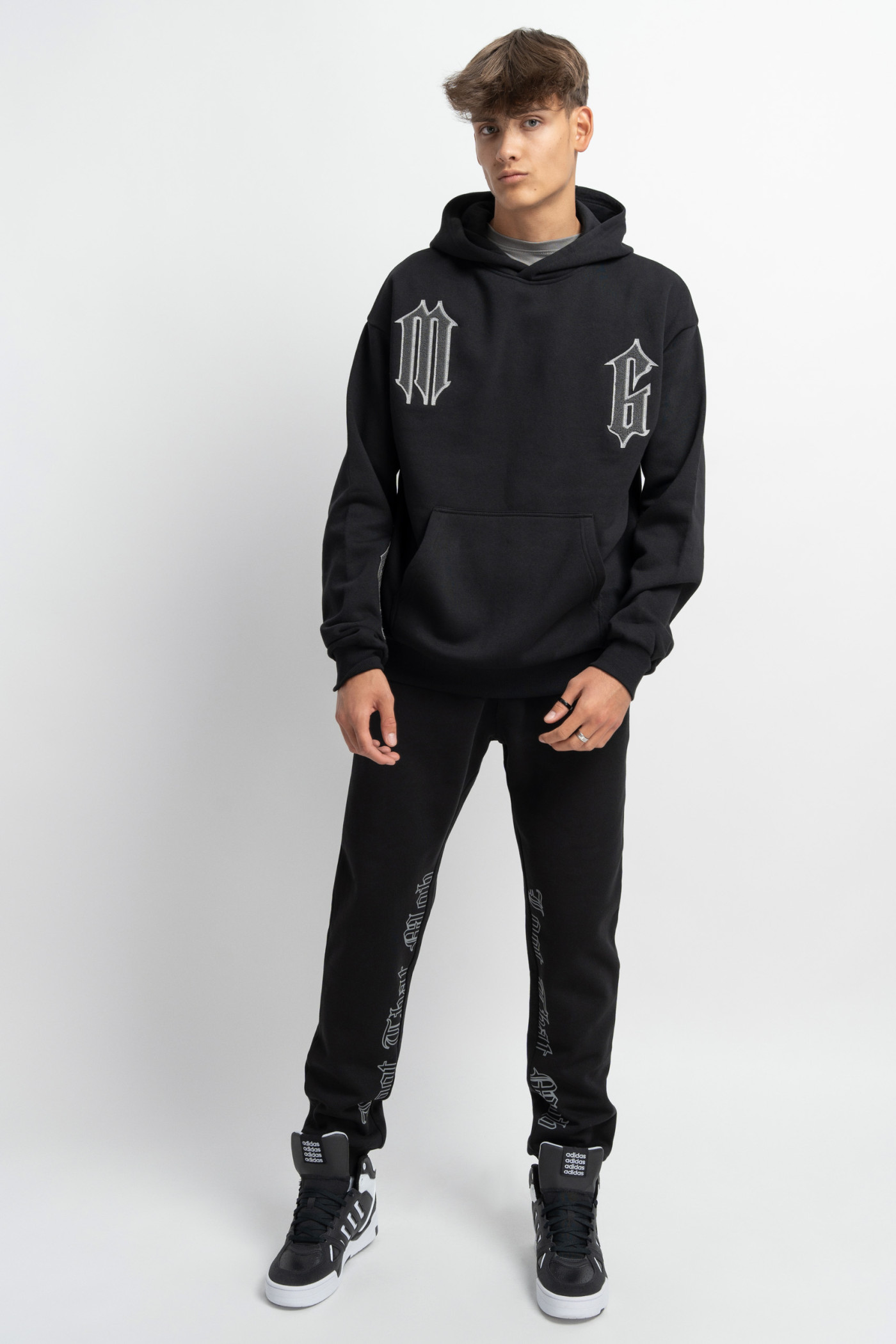 Czarne spodnie dresowe z nadrukiem na nogawkach