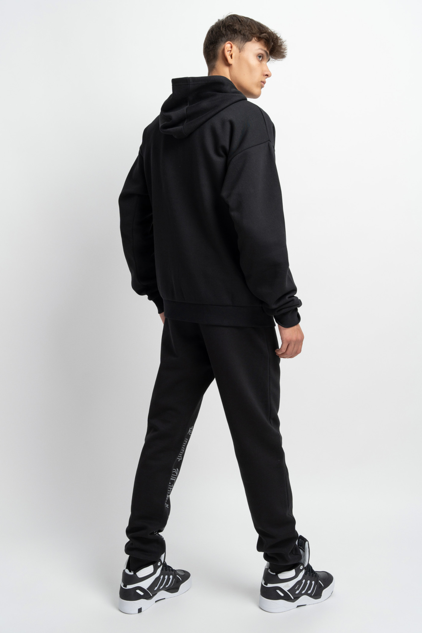 Czarne spodnie dresowe z nadrukiem na nogawkach