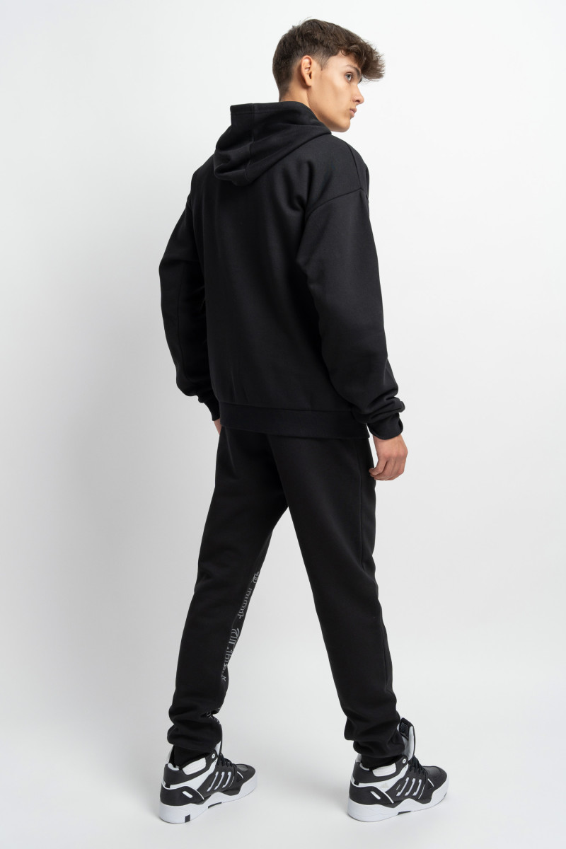 Czarne spodnie dresowe z nadrukiem na nogawkach