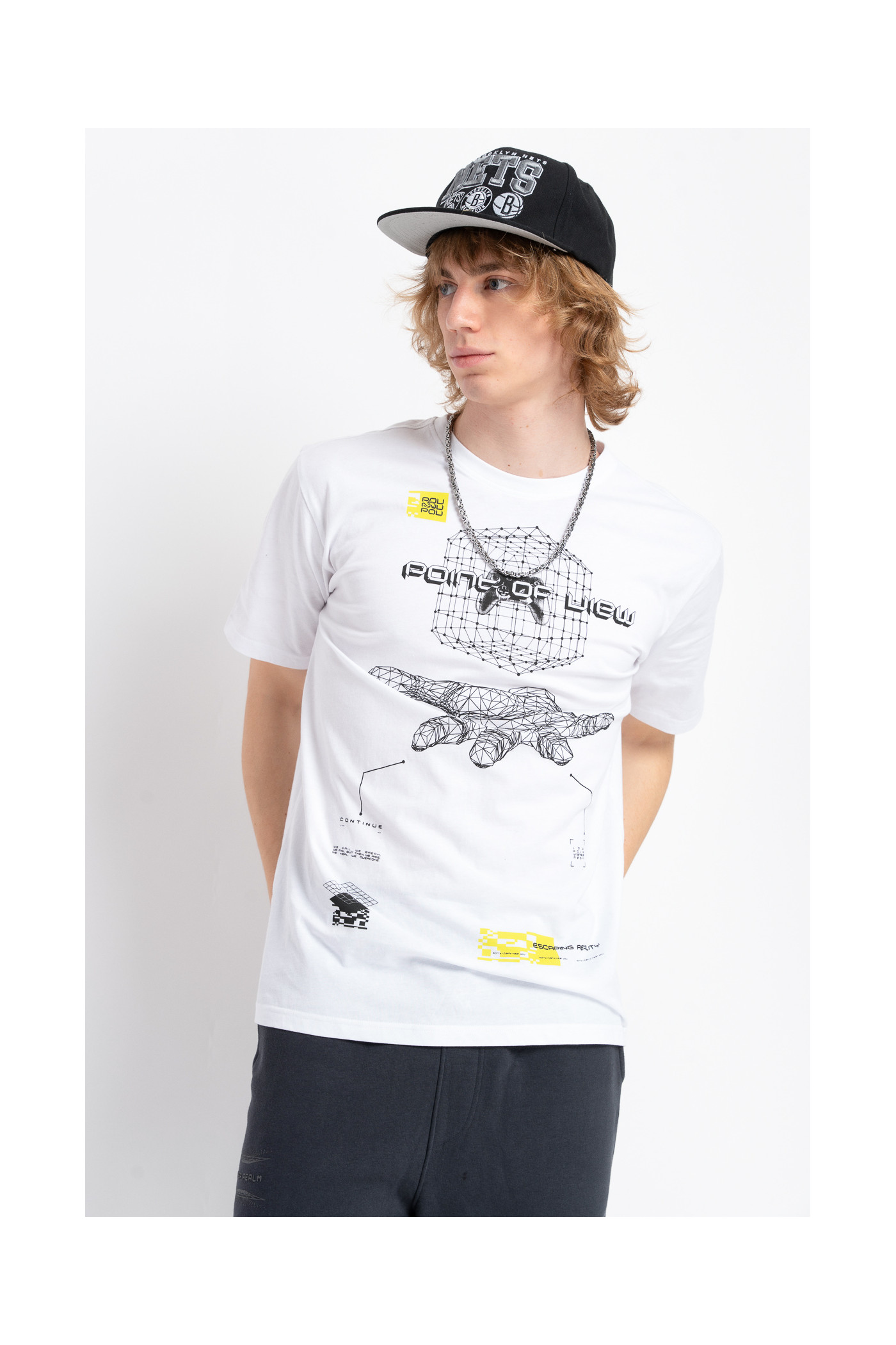 Biały t-shirt z autorską grafiką z przodu Biały t-shirt z autorską grafiką z przodu