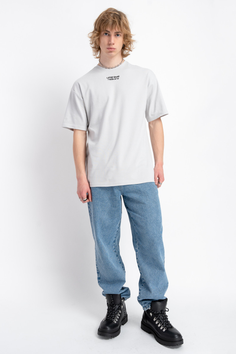 Jasnoszary t-shirt z grubszej dzianiny interlok