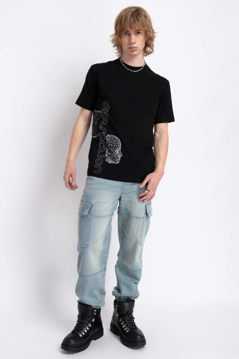 Czarny t-shirt z autorską grafiką z przodu