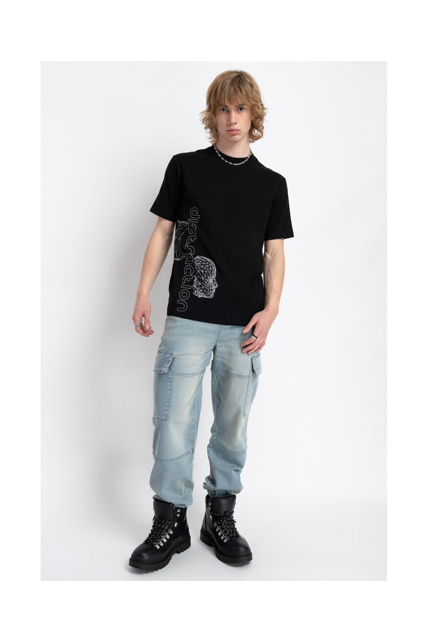 Niebieskie spodnie jeansowe typu joggery z naszywanymi kieszeniami