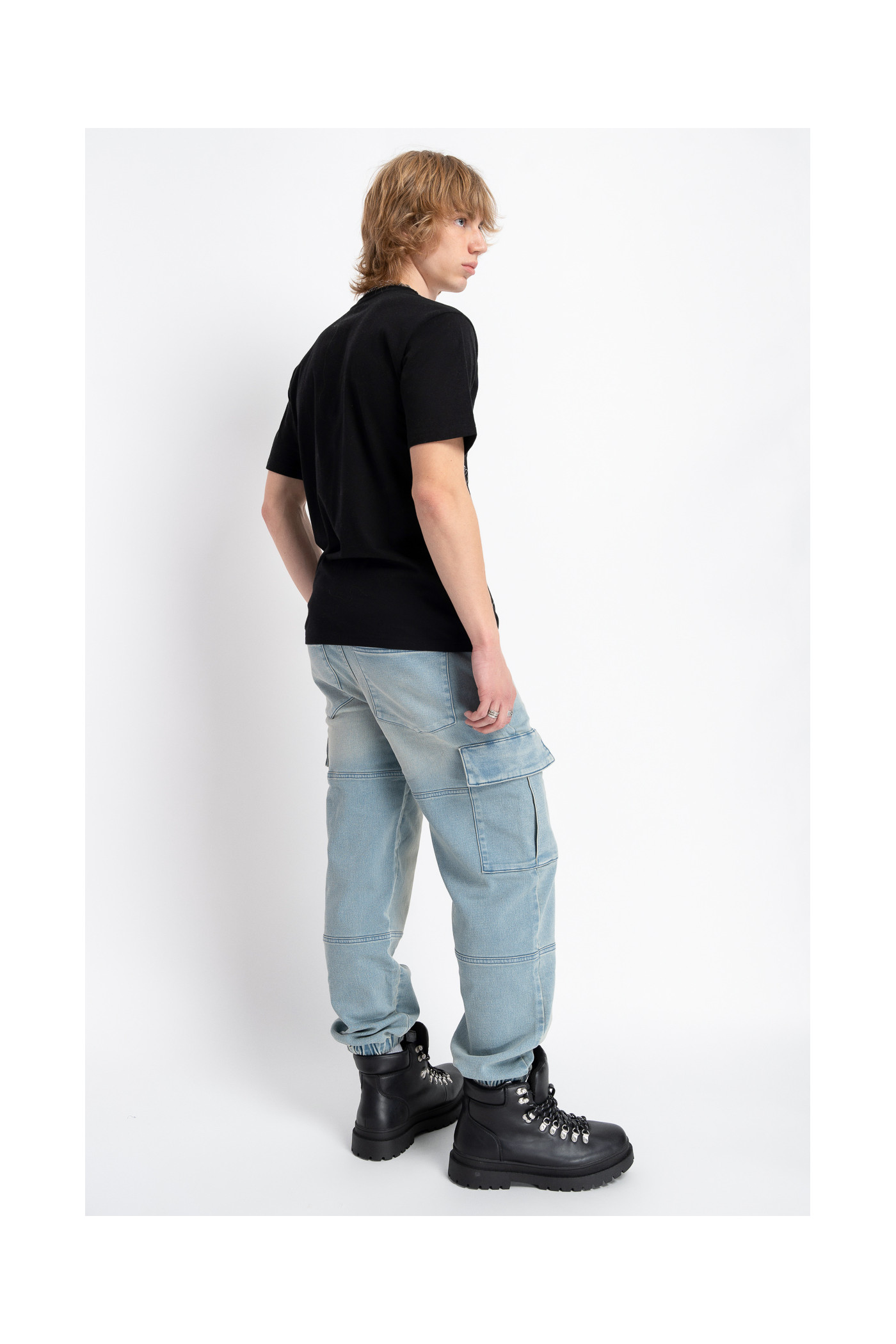 Niebieskie spodnie jeansowe typu joggery z naszywanymi kieszeniami