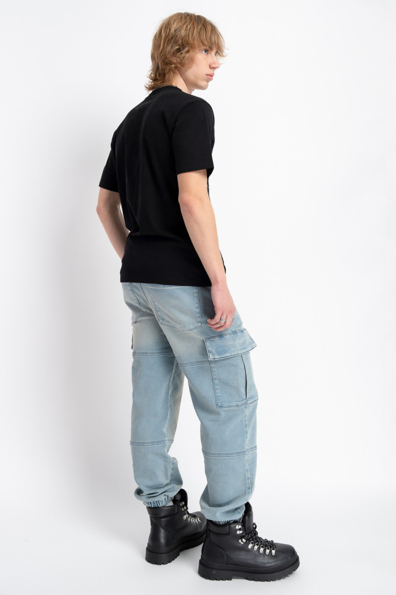 Niebieskie spodnie jeansowe typu joggery z naszywanymi kieszeniami