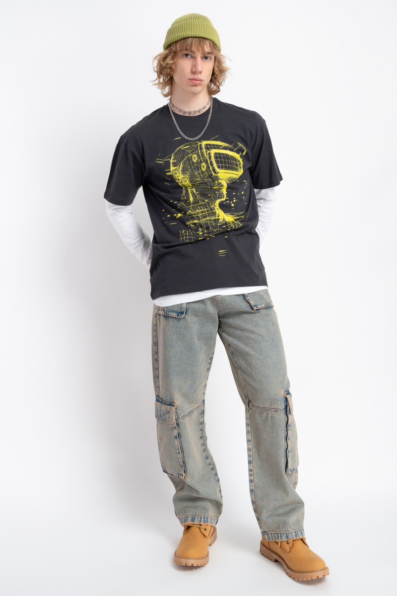 Czarny t-shirt z autorską grafiką z przodu