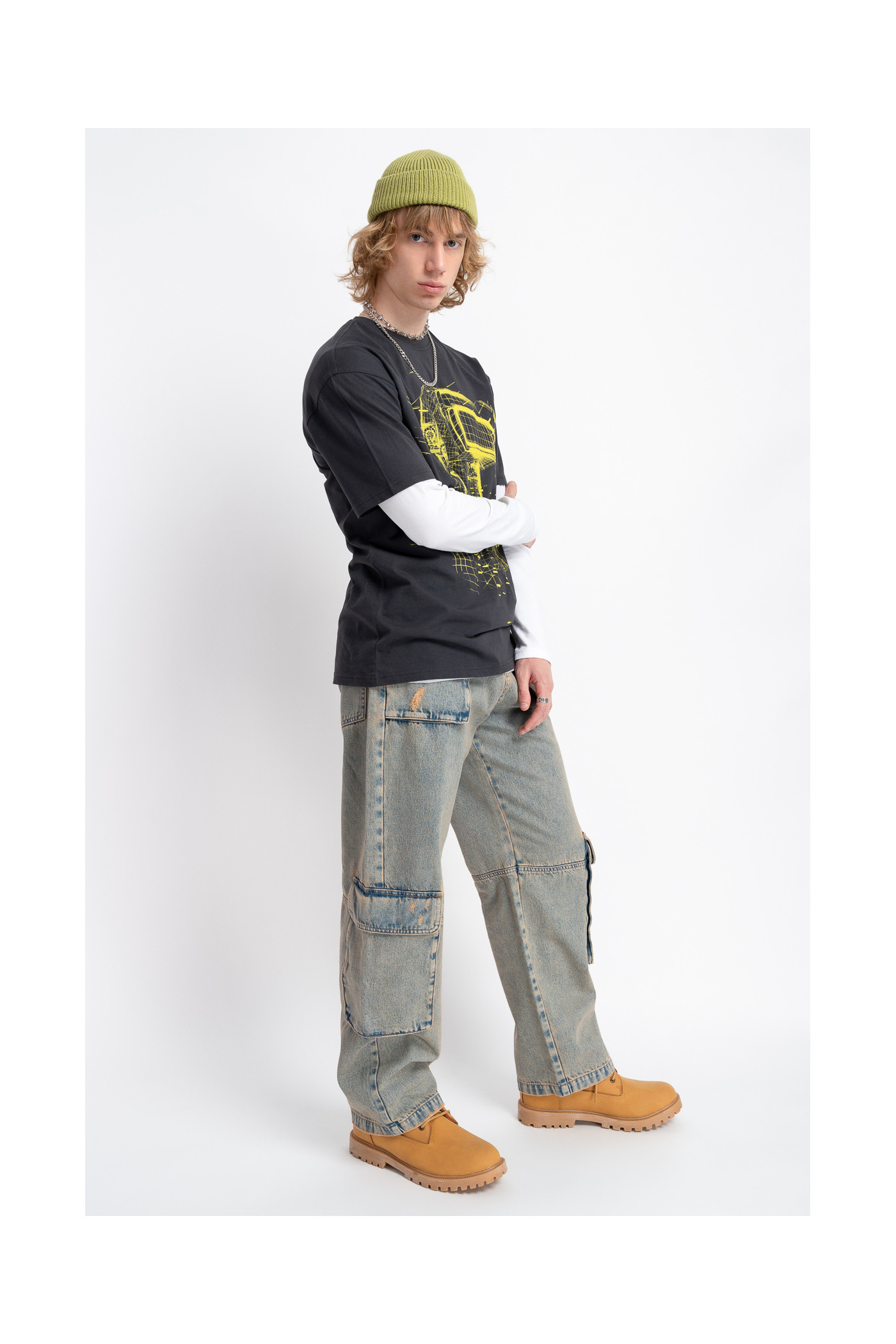 Czarny t-shirt z autorską grafiką z przodu