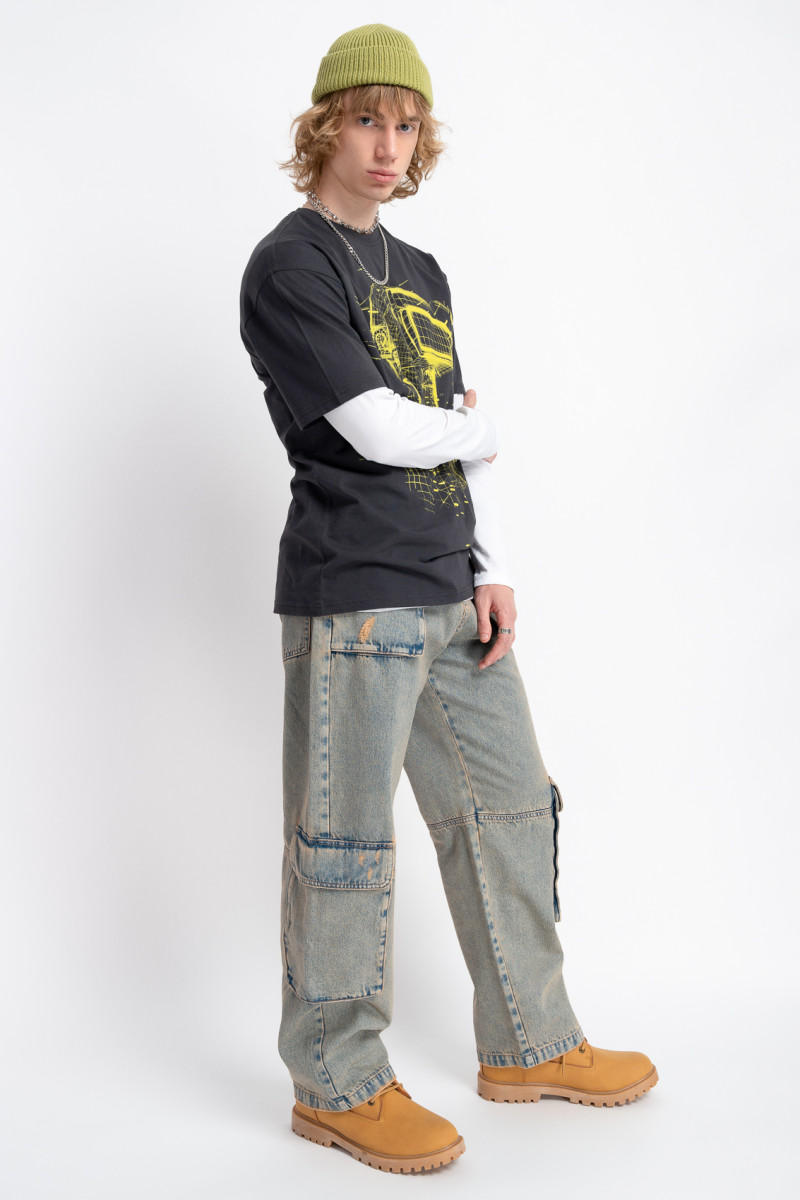 Czarny t-shirt z autorską grafiką z przodu