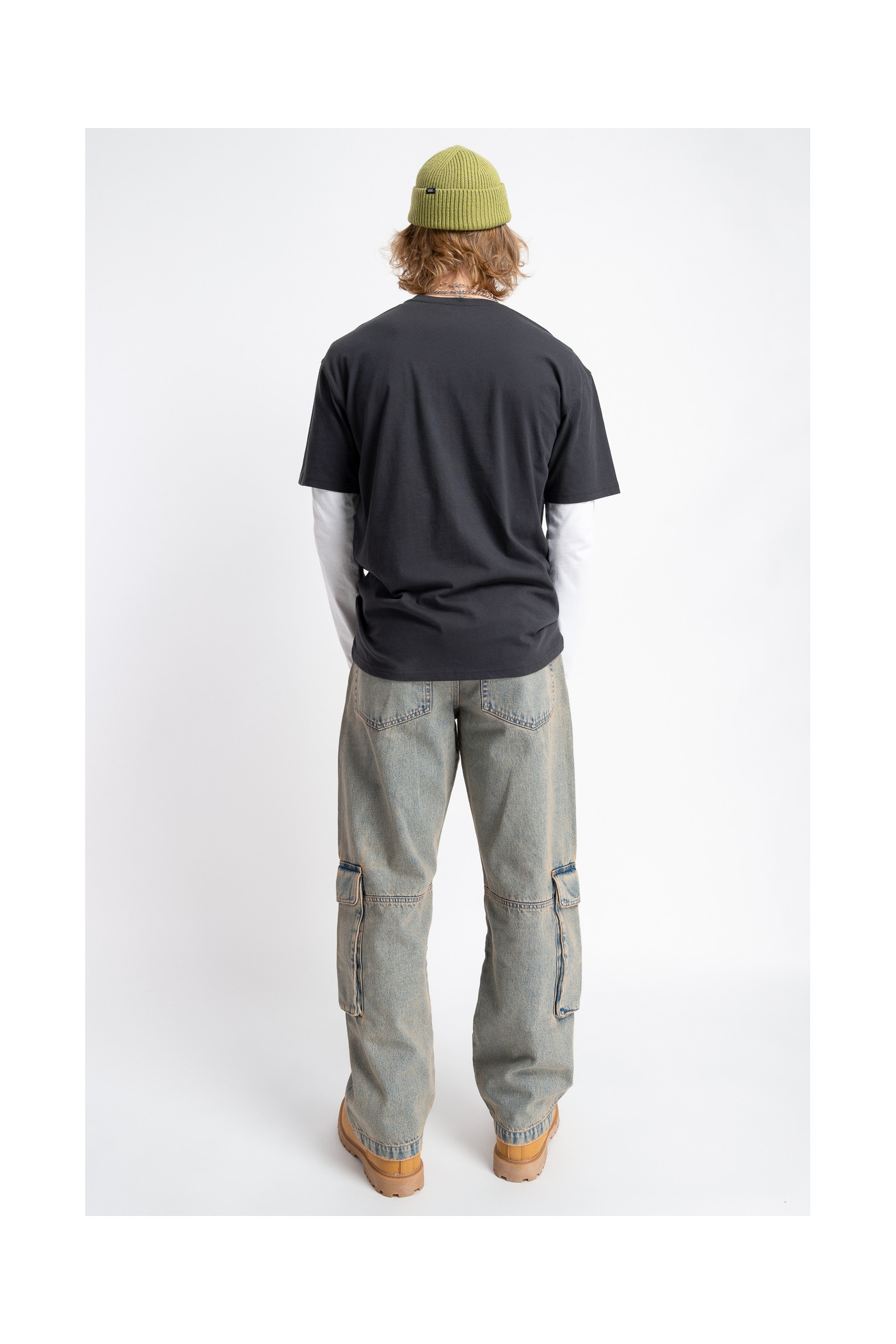 Czarny t-shirt z autorską grafiką z przodu