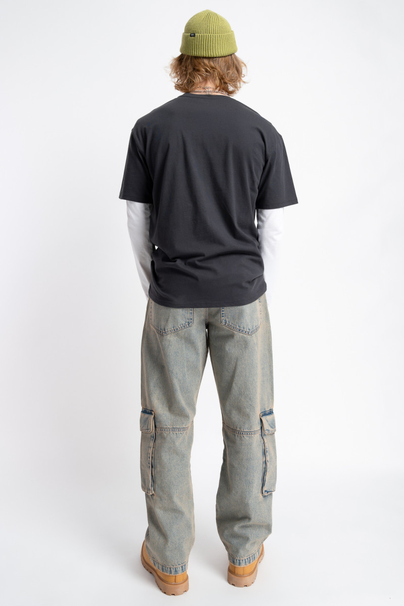 Czarny t-shirt z autorską grafiką z przodu