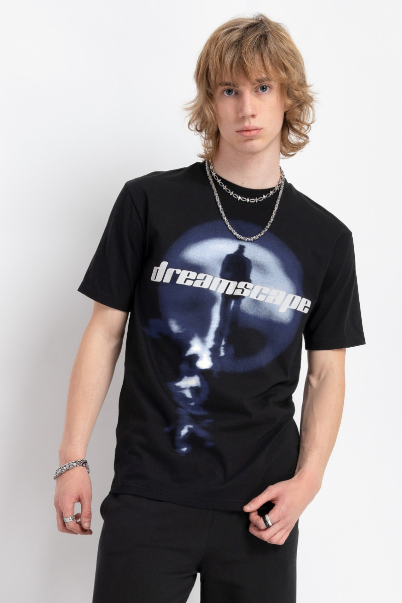 Czarny t-shirt z autorską grafiką z przodu