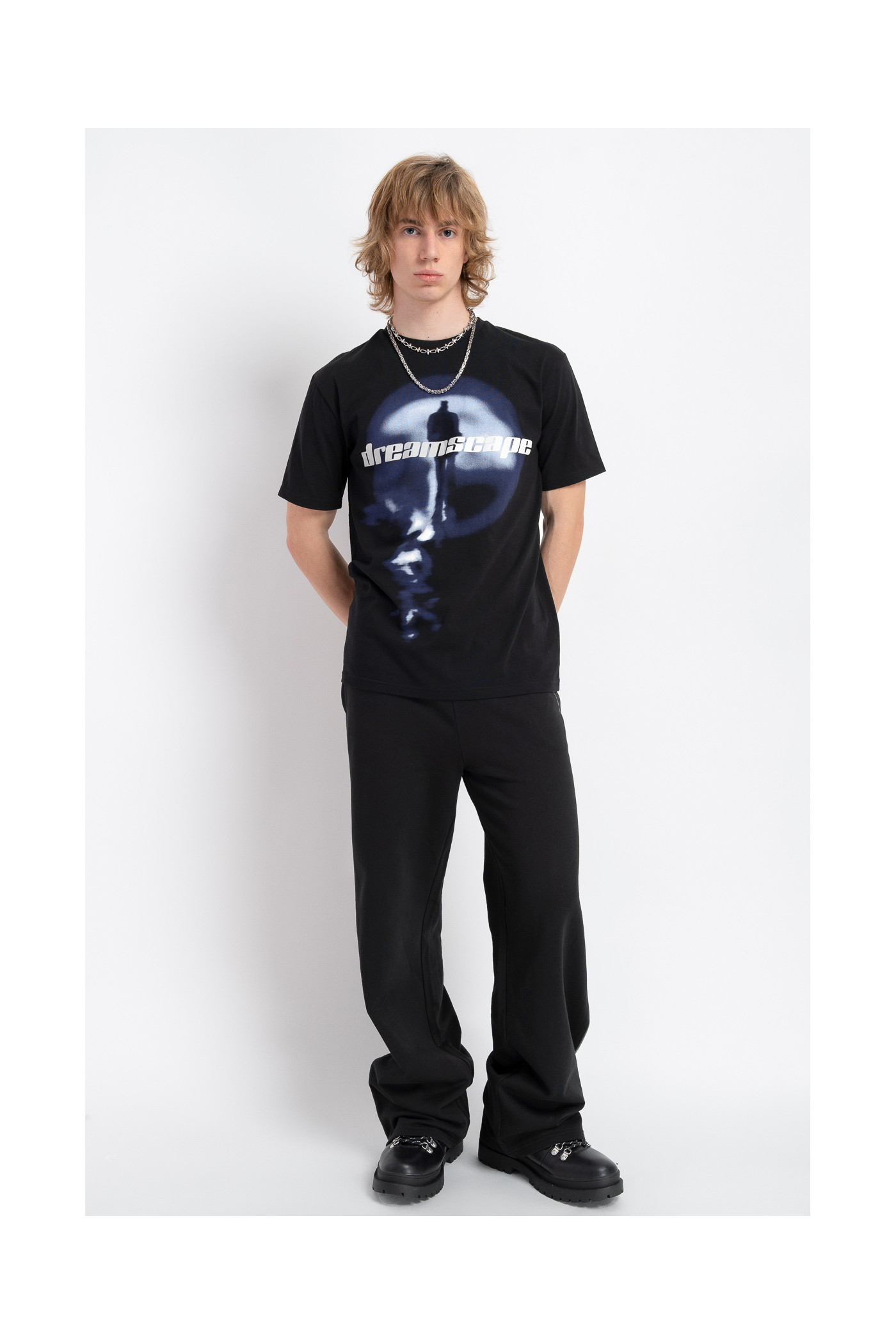 Czarny t-shirt z autorską grafiką z przodu
