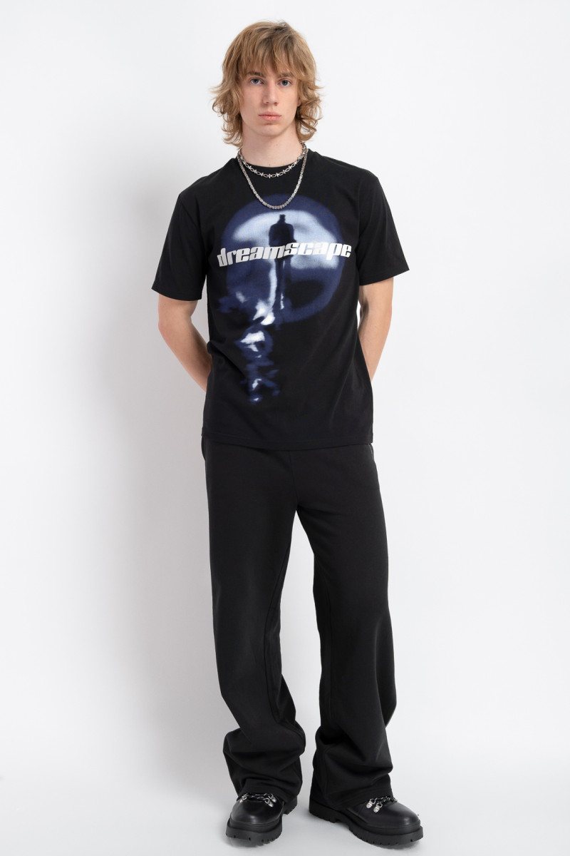 Czarny t-shirt z autorską grafiką z przodu
