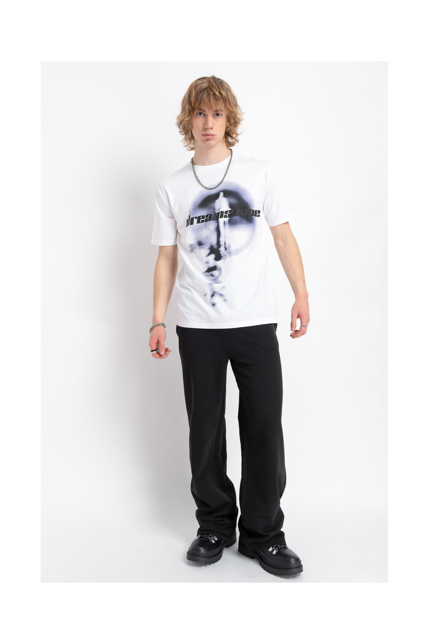 Biały t-shirt z autorską grafiką z przodu