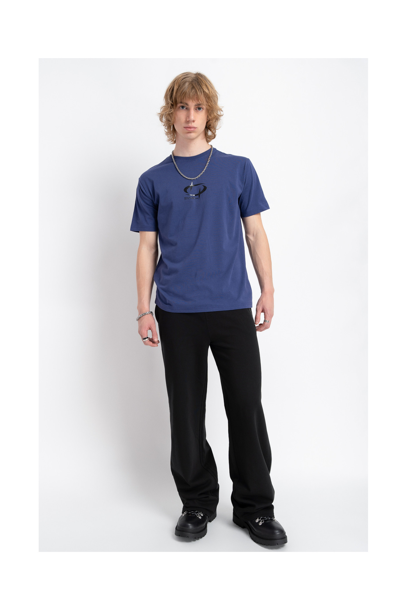 Granatowy t-shirt z minimalistyczną grafiką z przodu Granatowy t-shirt z minimalistyczną grafiką z przodu