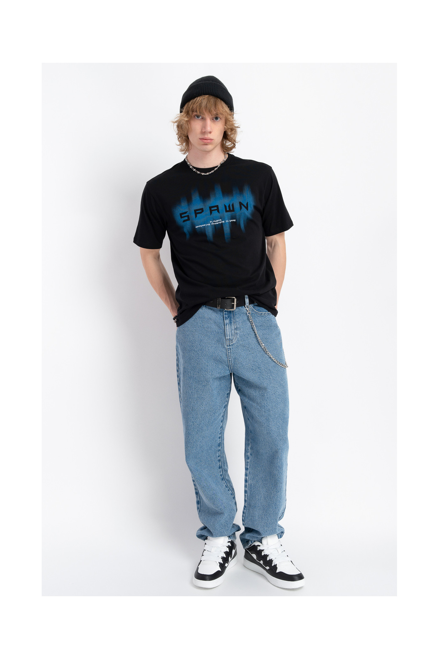 Czarny t-shirt z autorską grafiką z przodu Czarny t-shirt z autorską grafiką z przodu