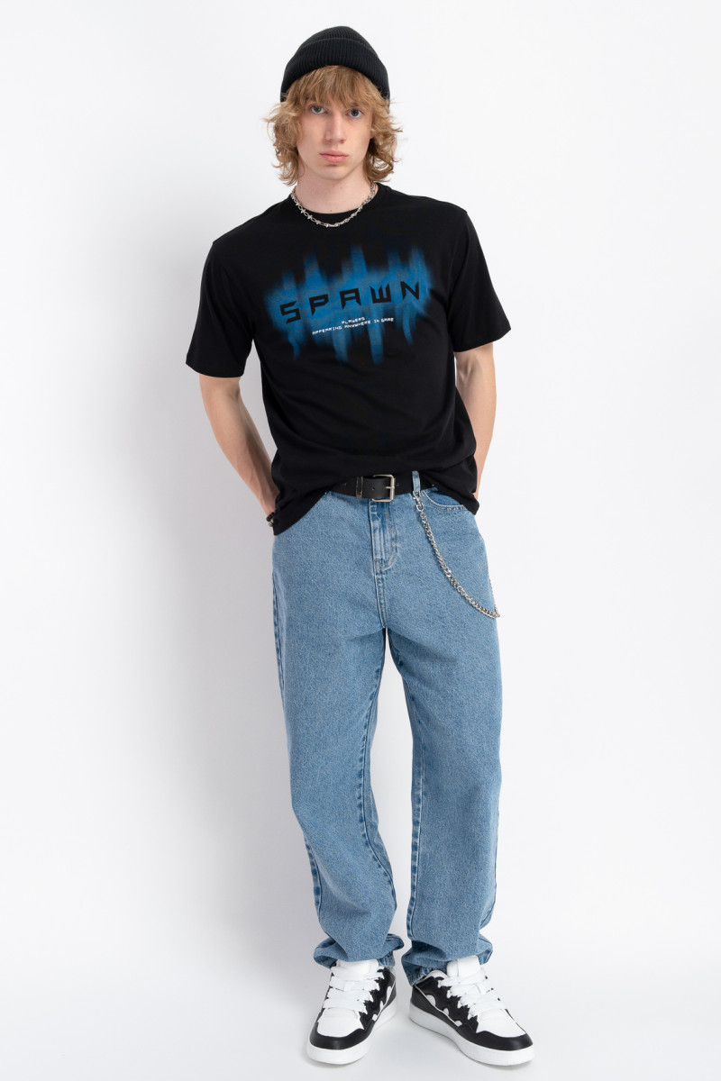 Czarny t-shirt z autorską grafiką z przodu Czarny t-shirt z autorską grafiką z przodu