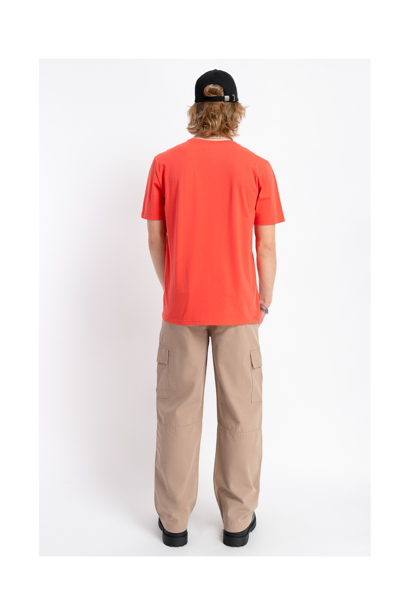 Czerwony t-shirt z napisem z przodu Czerwony t-shirt z napisem z przodu