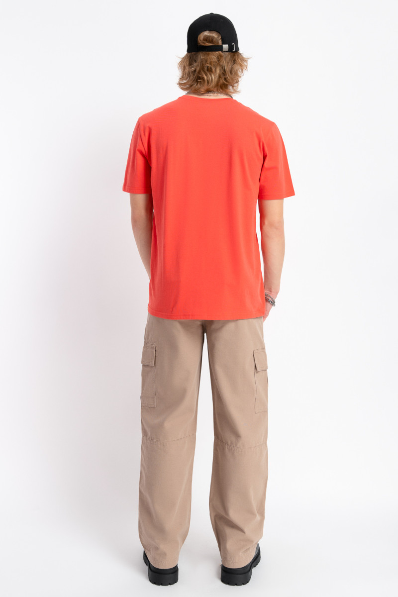 Czerwony t-shirt z napisem z przodu Czerwony t-shirt z napisem z przodu