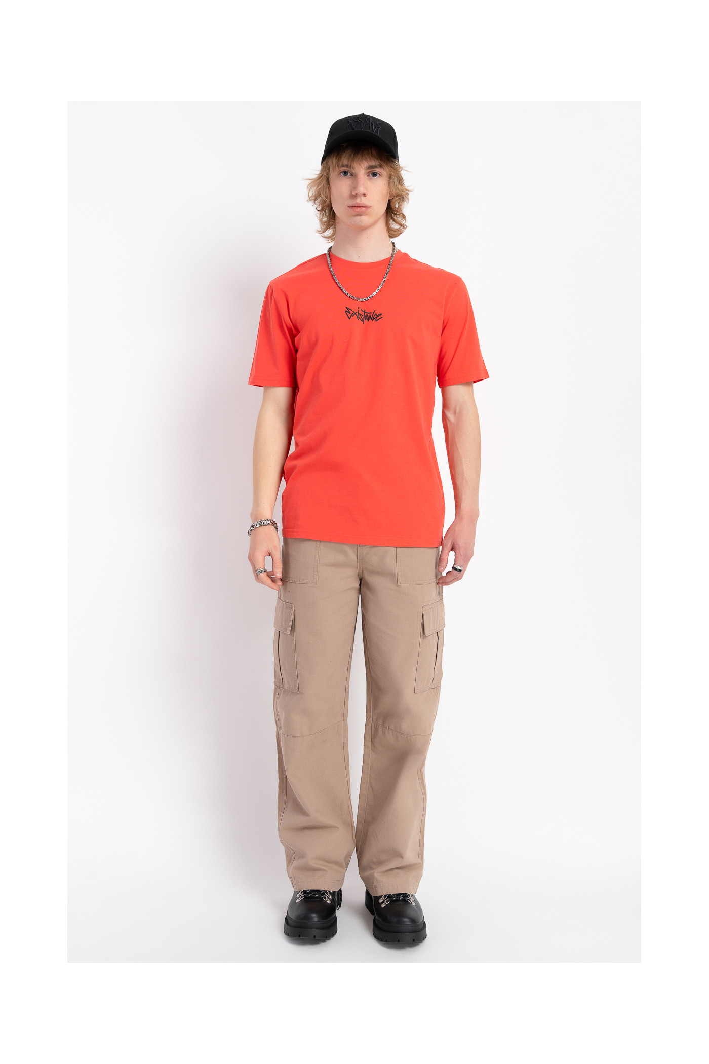 Czerwony t-shirt z napisem z przodu Czerwony t-shirt z napisem z przodu