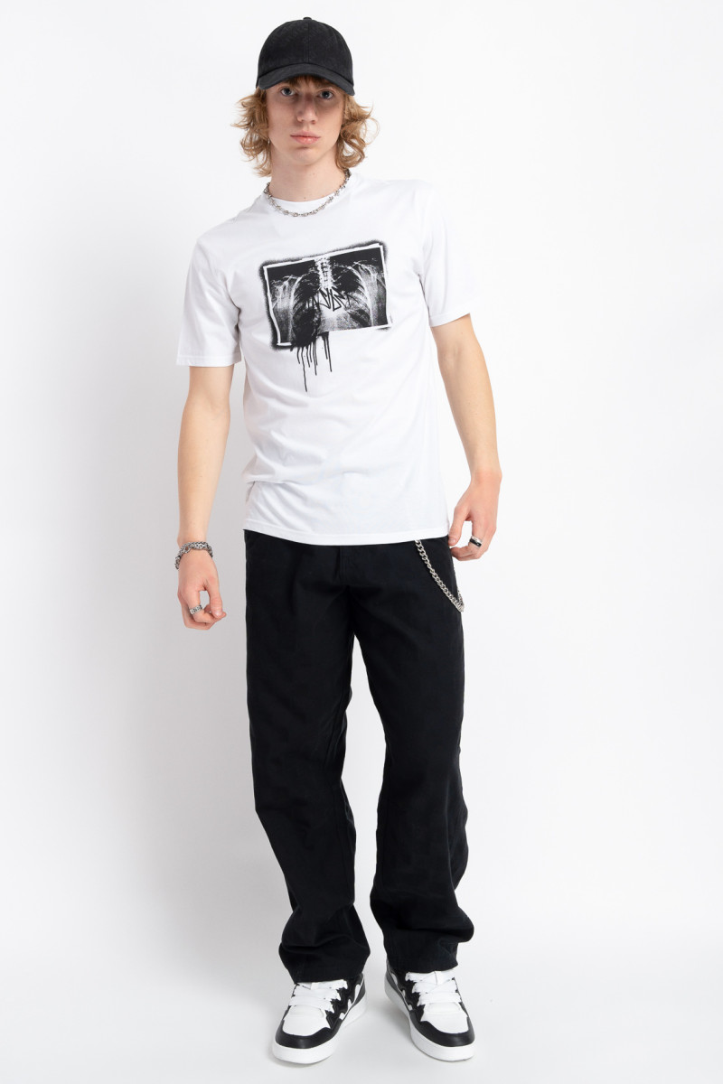 Biały t-shirt z autorską grafiką z przodu
