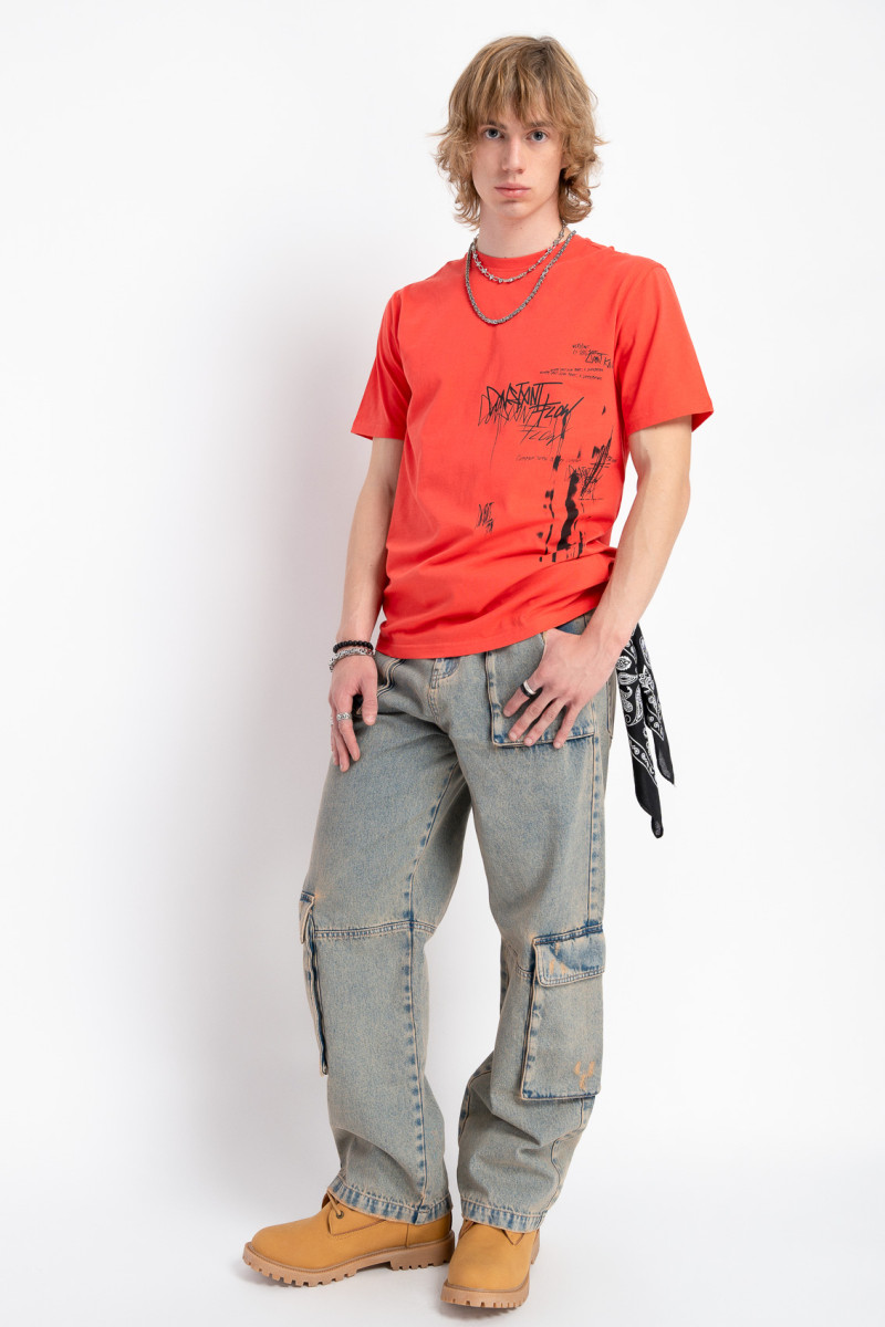 Czerwony t-shirt z autorską grafiką z przodu Czerwony t-shirt z autorską grafiką z przodu