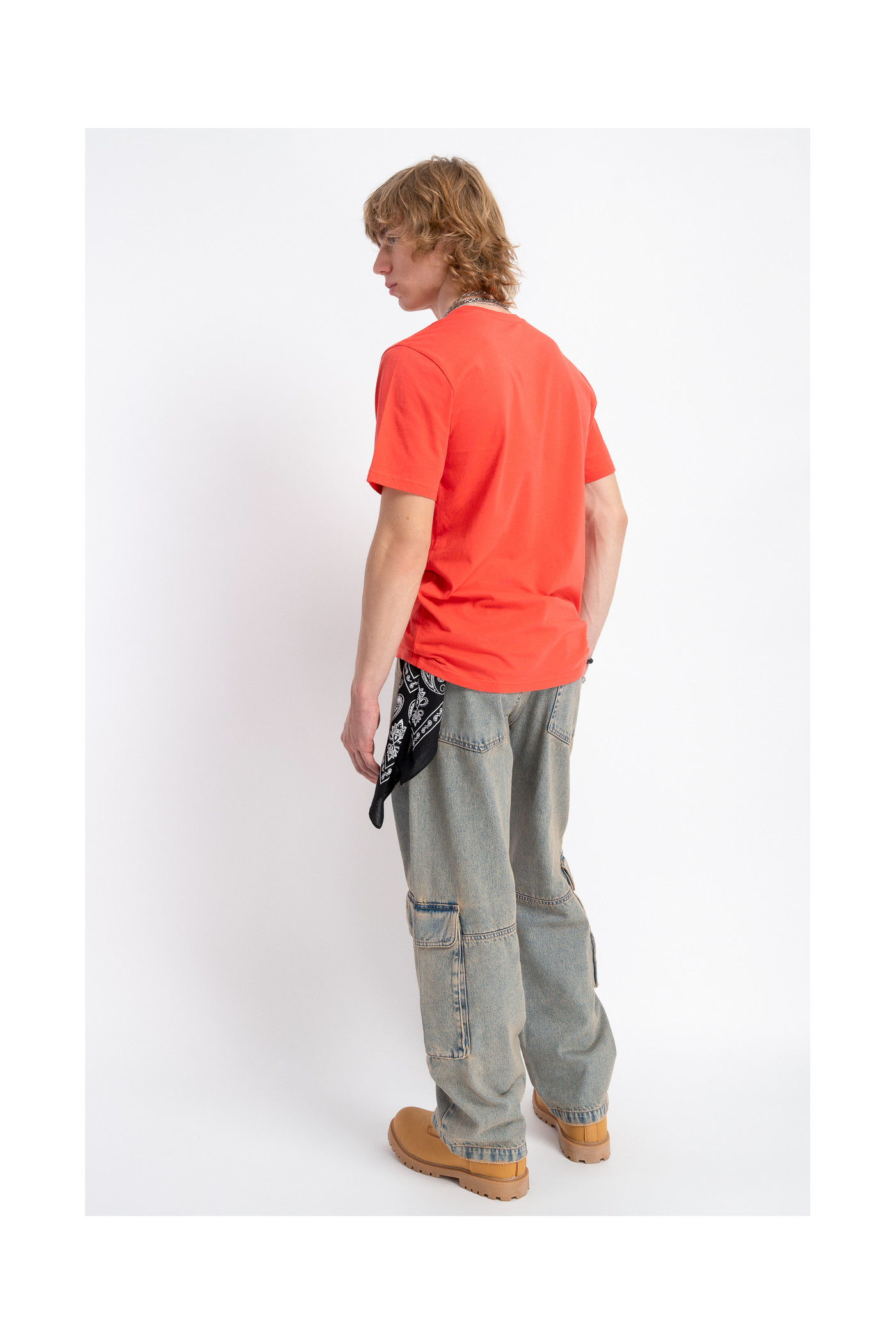 Czerwony t-shirt z autorską grafiką z przodu Czerwony t-shirt z autorską grafiką z przodu