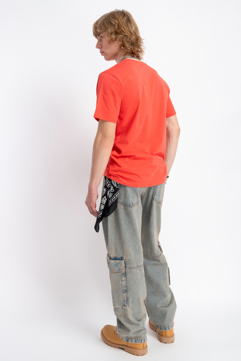 Czerwony t-shirt z autorską grafiką z przodu Czerwony t-shirt z autorską grafiką z przodu