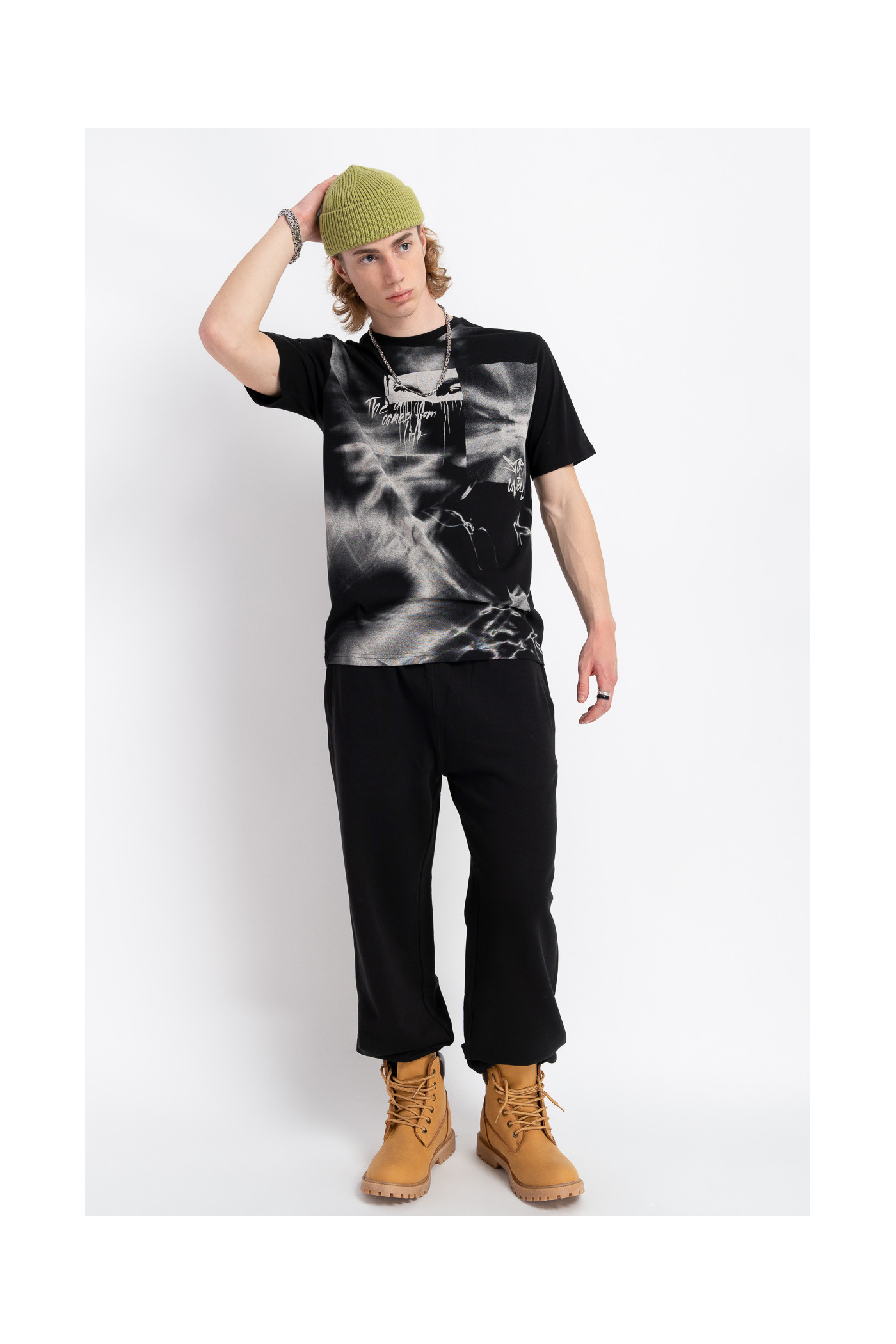 Czarny t-shirt z autorską grafiką z przodu