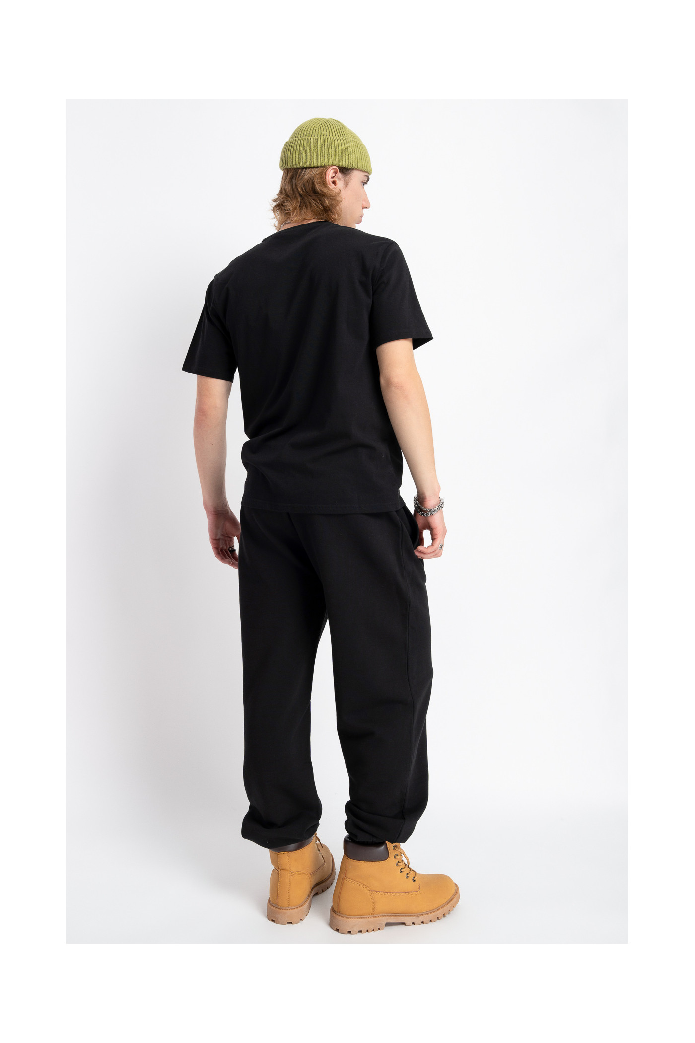 Czarny t-shirt z autorską grafiką z przodu