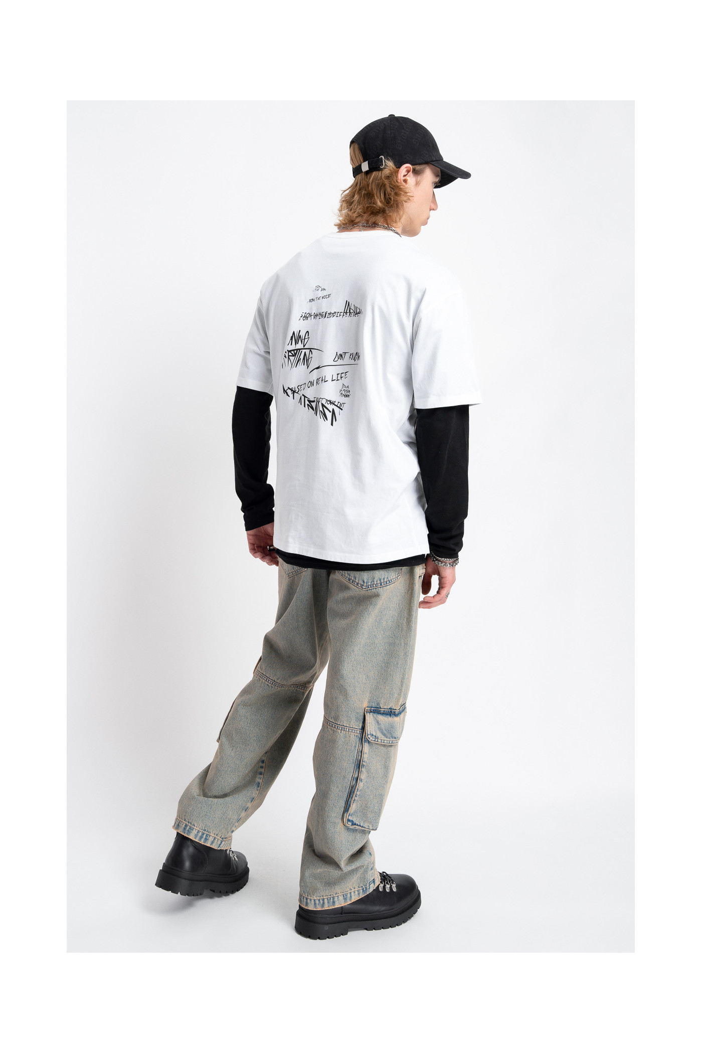 Biały t-shirt z autorską grafiką z przodu i z tyłu