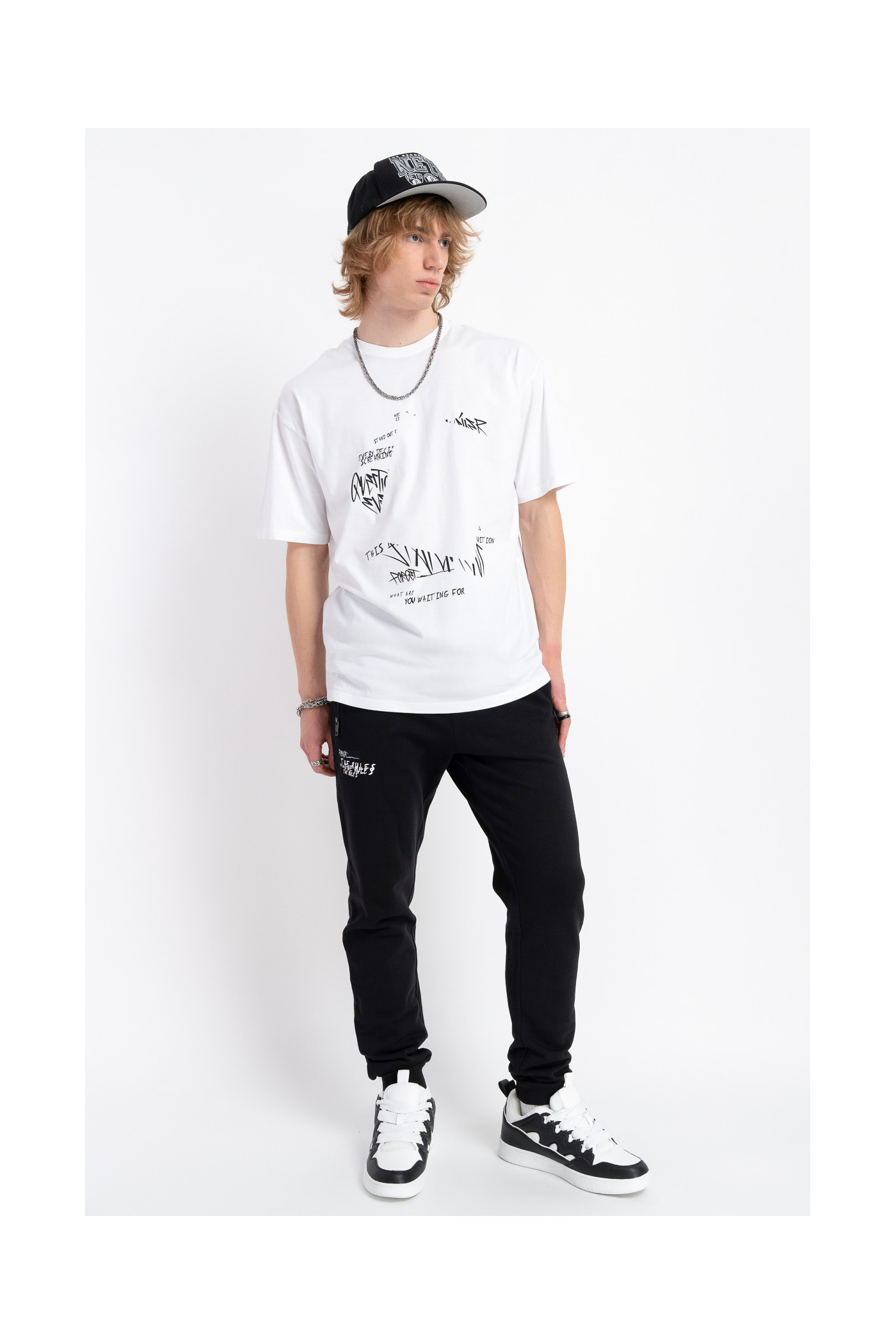 Biały t-shirt z autorską grafiką z przodu i z tyłu
