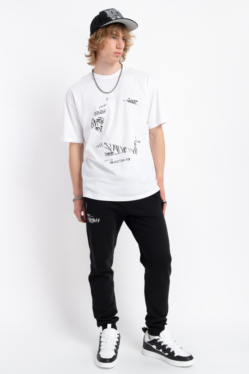 Biały t-shirt z autorską grafiką z przodu i z tyłu