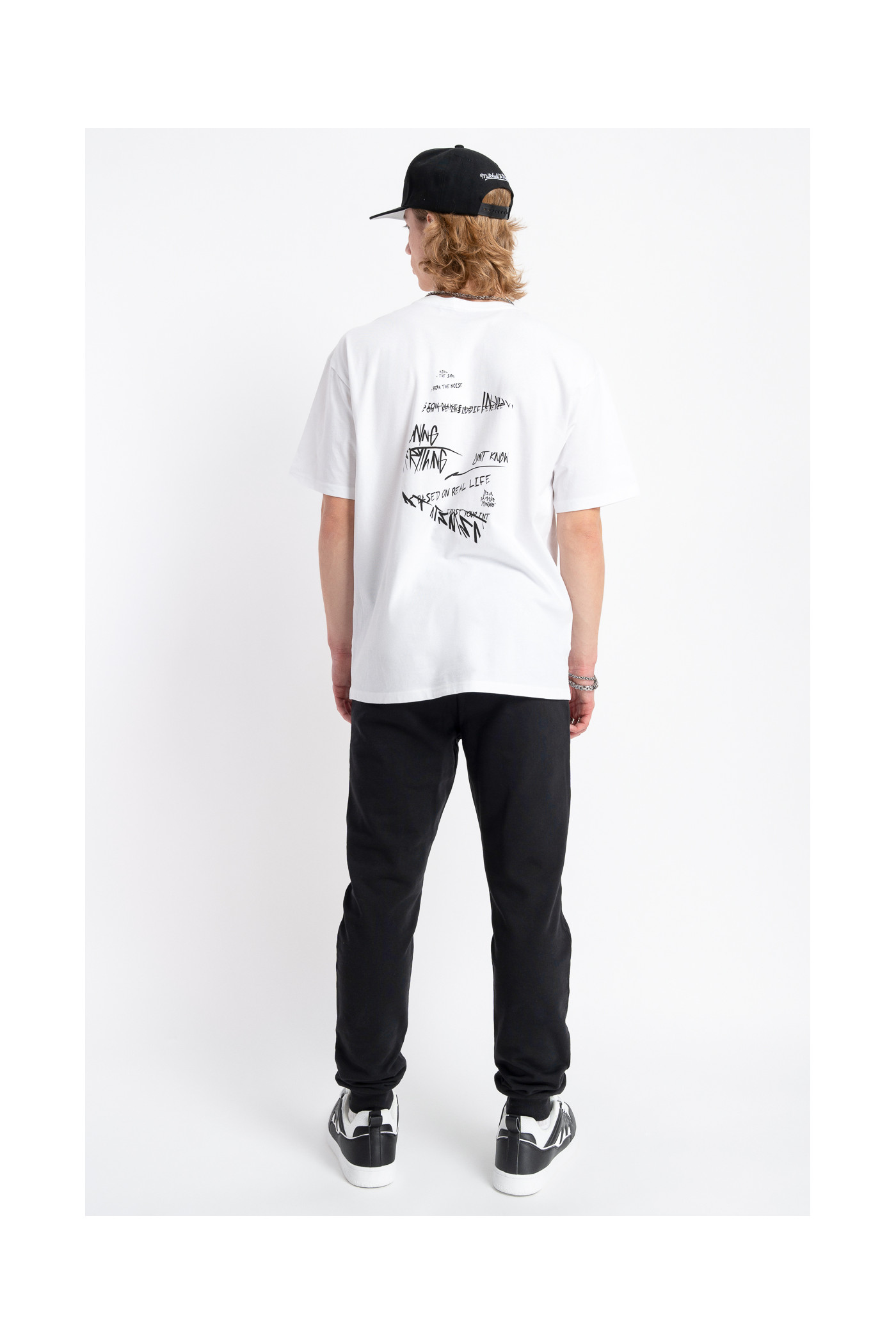 Biały t-shirt z autorską grafiką z przodu i z tyłu