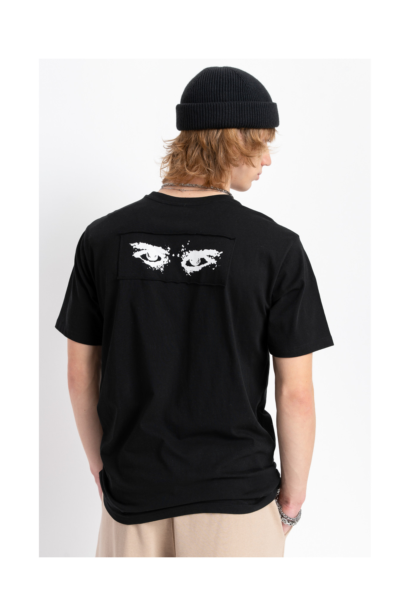 Czarny t-shirt z elementami graficznymi