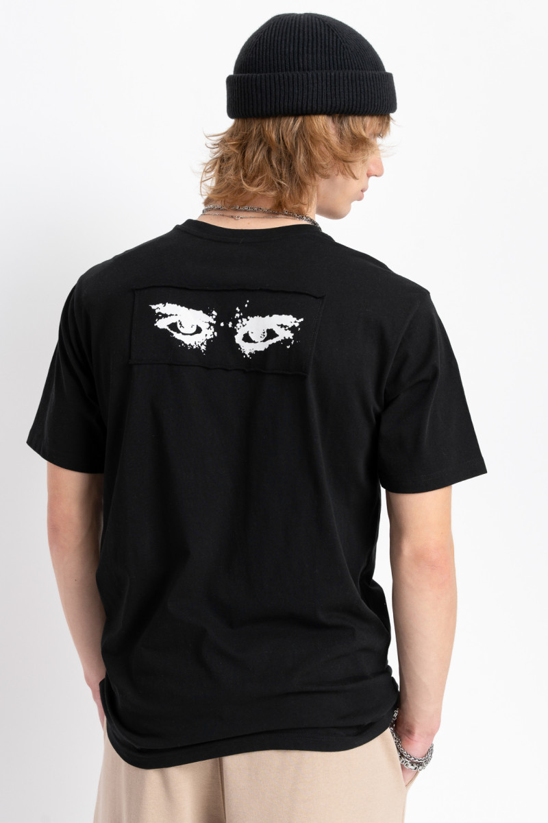 Czarny t-shirt z elementami graficznymi