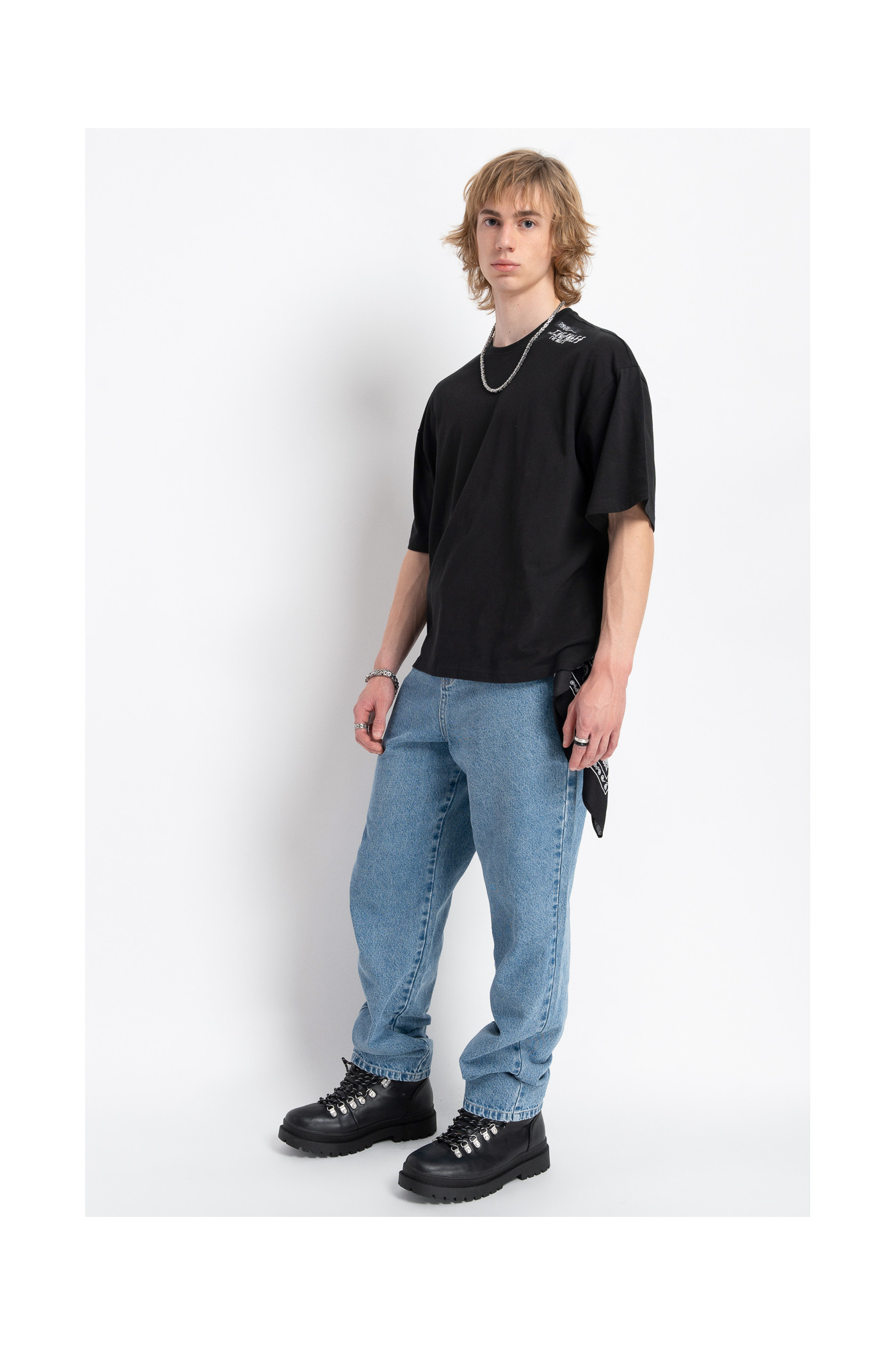 Czarny t-shirt BOXY z minimalistycznym nadrukiem